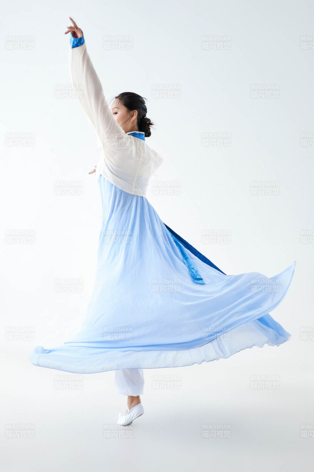 穿着中国朝鲜族传统服饰跳舞的少女图片