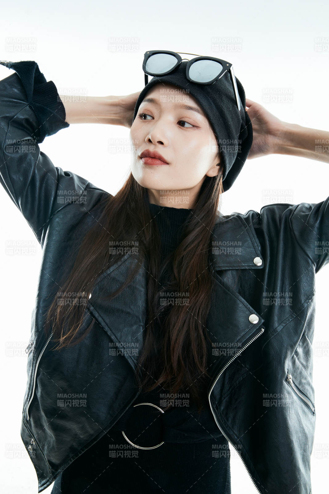 机车摇滚风的亚洲少女图片