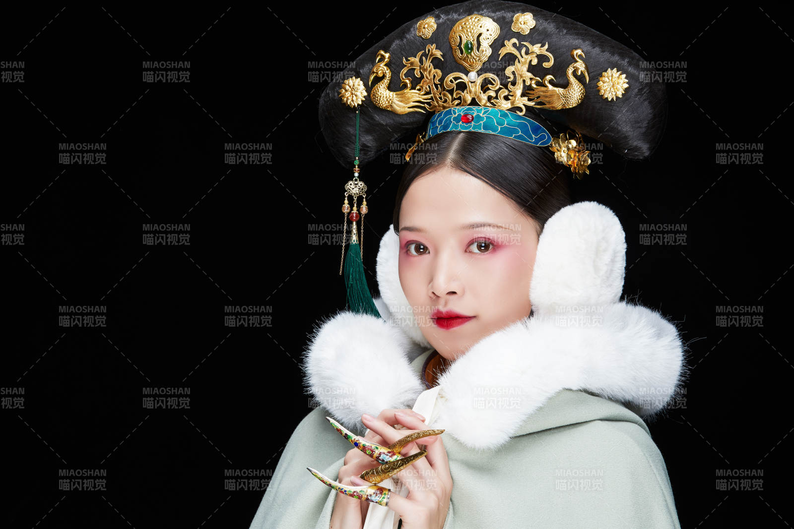 黑色背景下的清代女性古装造型清朝古装图片