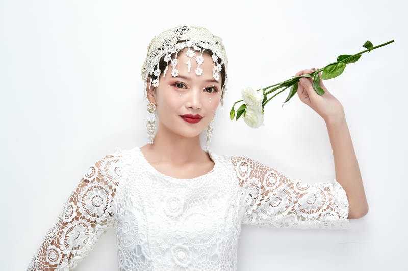 棚拍白色背景下的新娘美妆图片