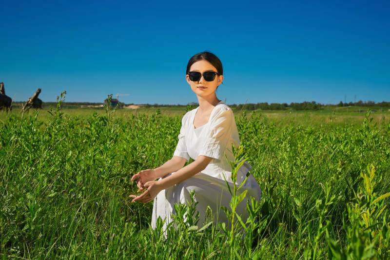 盛夏在草原湿地公园游玩的姑娘图片