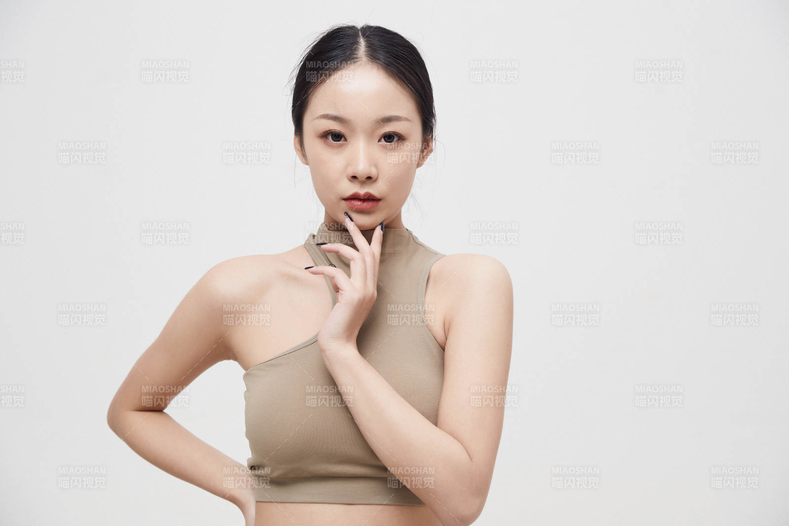 穿着运动服的亚洲美女图片