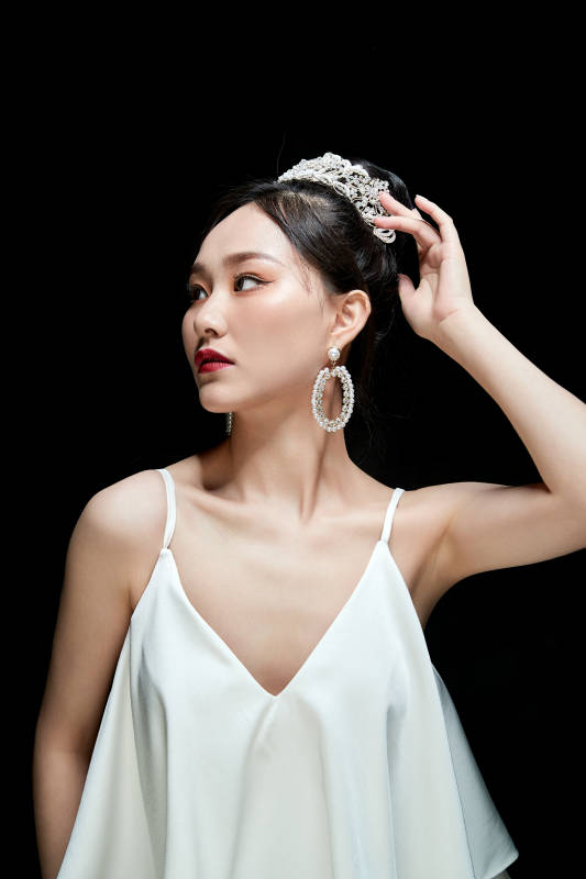 黑色背景下的女性复古婚纱妆面图片