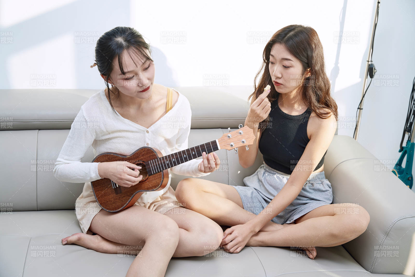 坐在沙发弹琴唱歌俩位美女闺蜜图片