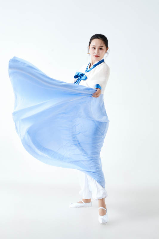 穿着中国朝鲜族传统服饰跳舞的少女图片