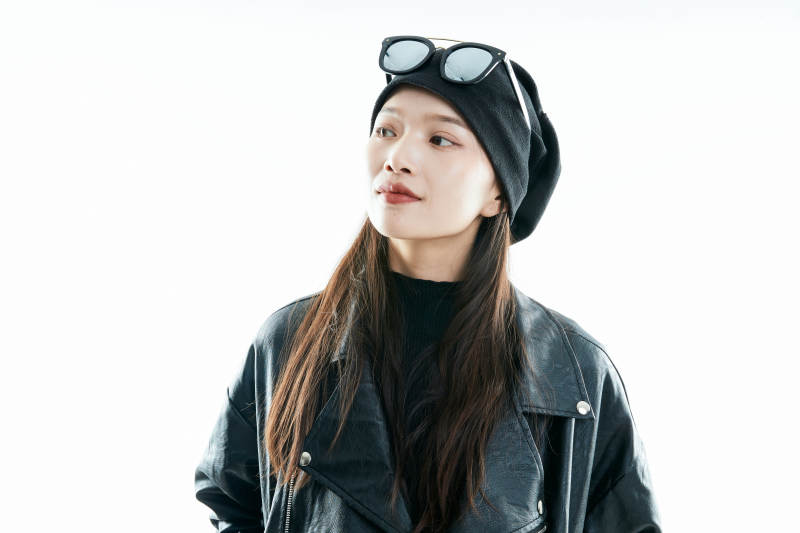 机车摇滚风的亚洲少女图片