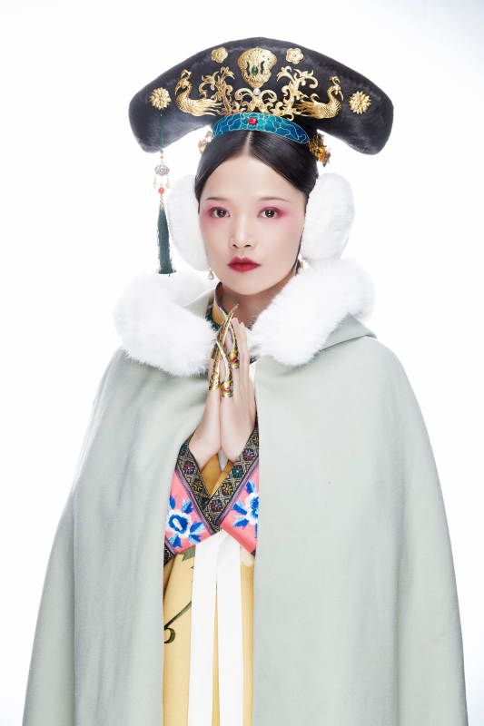 白色背景下的清代女性古装造型清朝古装图片