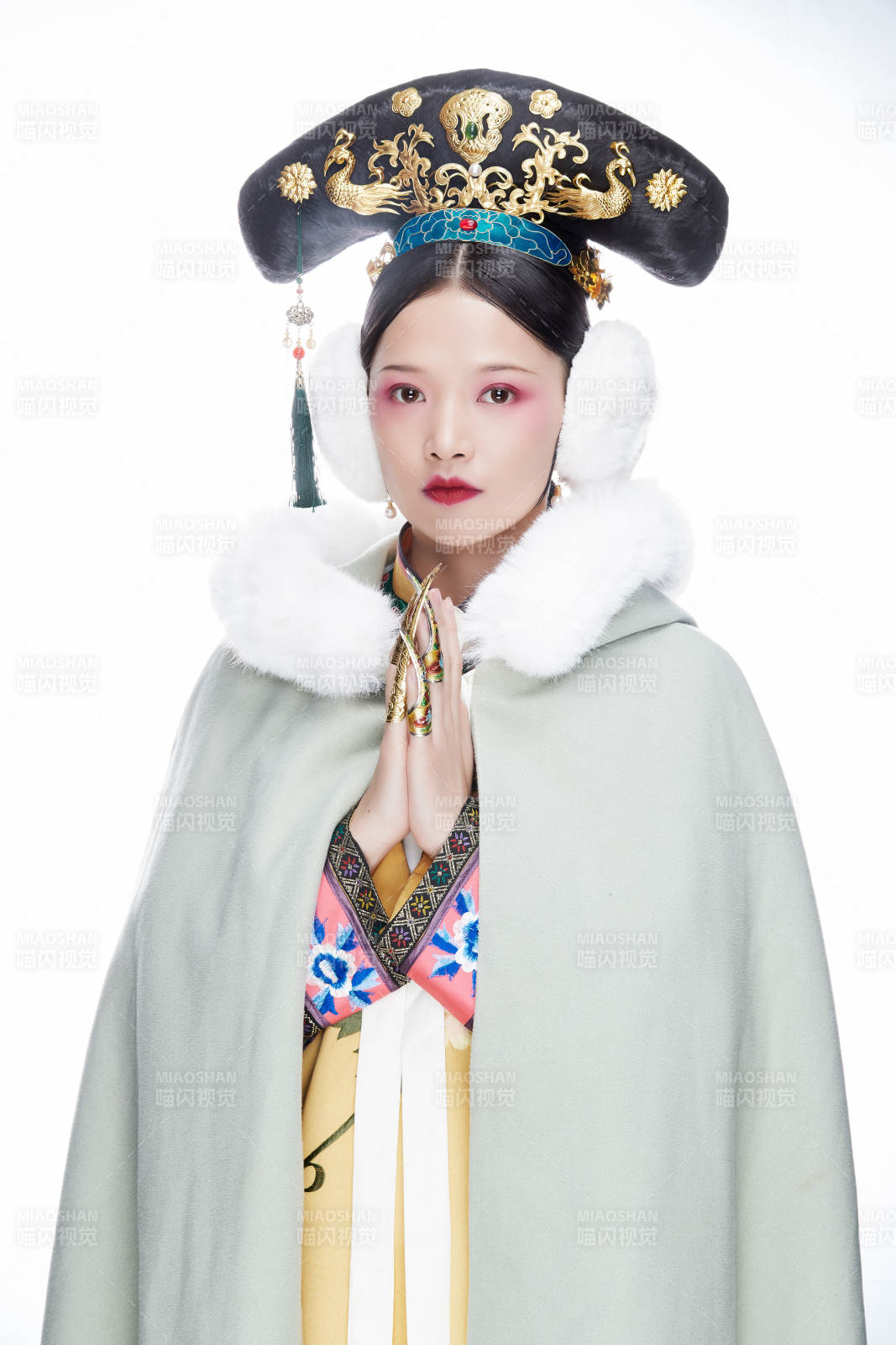 白色背景下的清代女性古装造型清朝古装图片