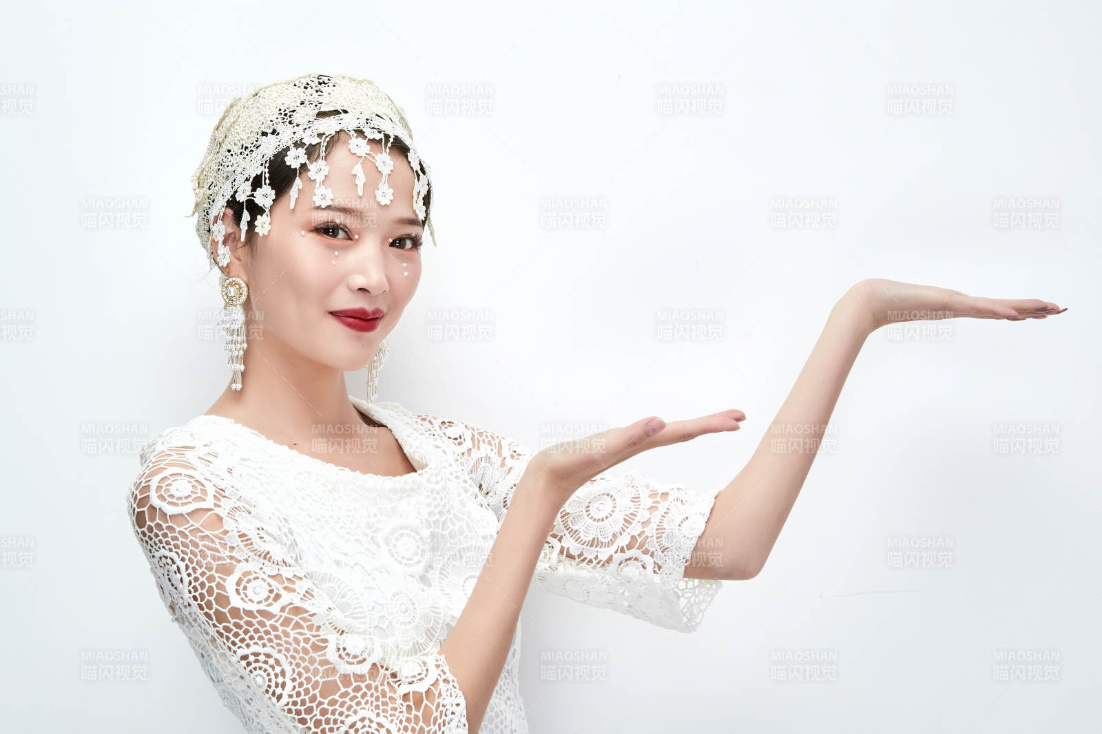 棚拍白色背景下的新娘美妆图片