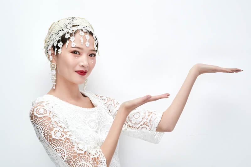 棚拍白色背景下的新娘美妆图片