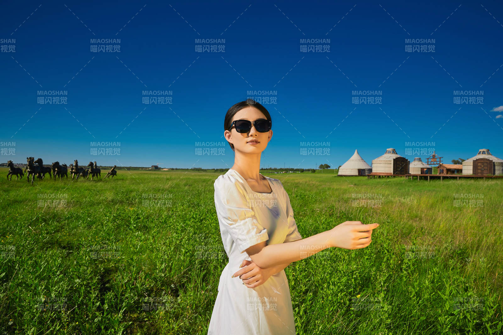 盛夏在草原湿地公园游玩的姑娘图片