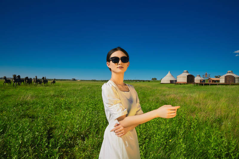 盛夏在草原湿地公园游玩的姑娘图片