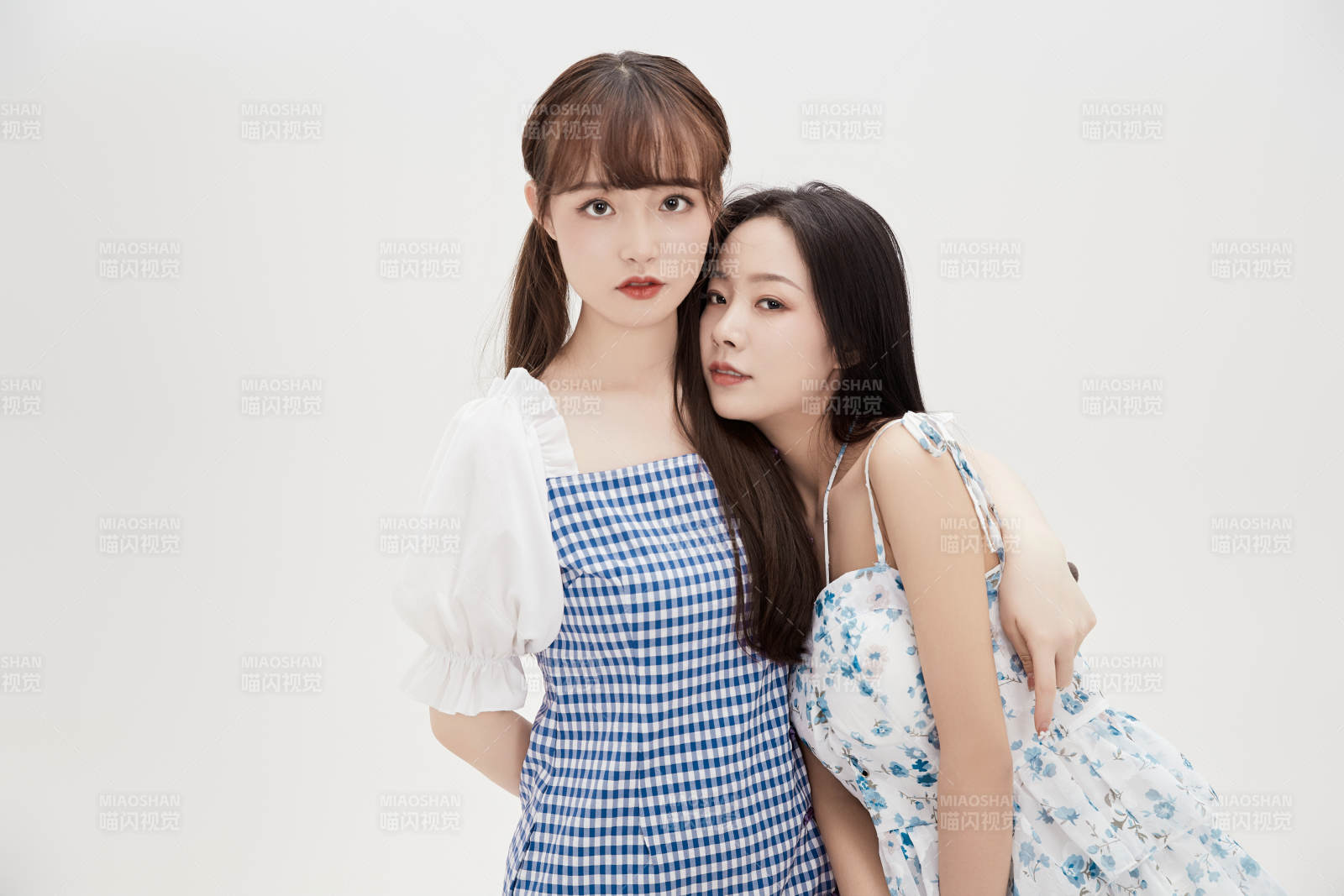 亲密无间的可爱的亚洲美女闺蜜图片