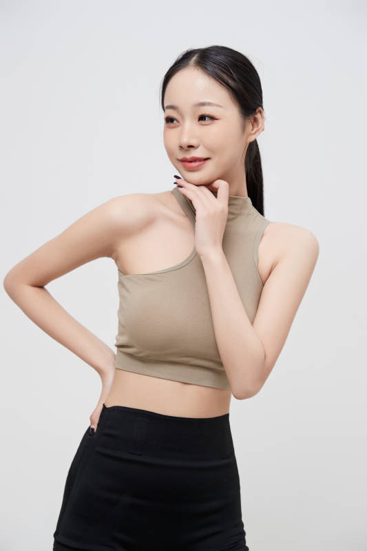 穿着运动服的亚洲美女图片