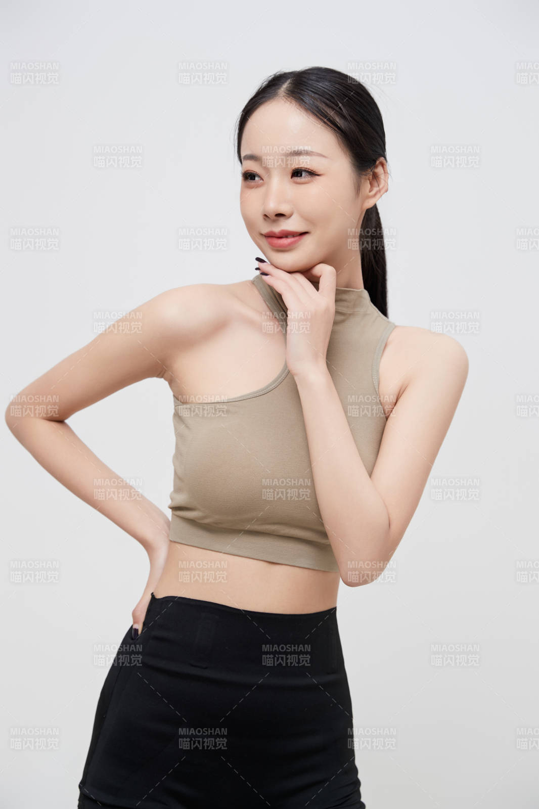 穿着运动服的亚洲美女图片