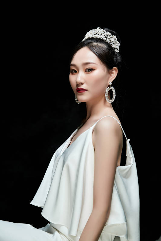 黑色背景下的女性复古婚纱妆面图片