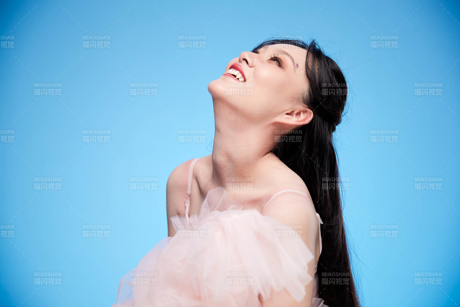 女性婚纱妆面图片