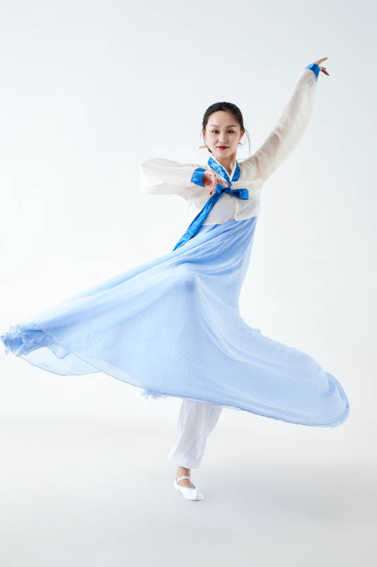 穿着中国朝鲜族传统服饰跳舞的少女图片