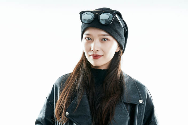 机车摇滚风的亚洲少女图片