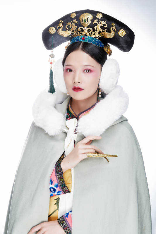 白色背景下的清代女性古装造型清朝古装图片