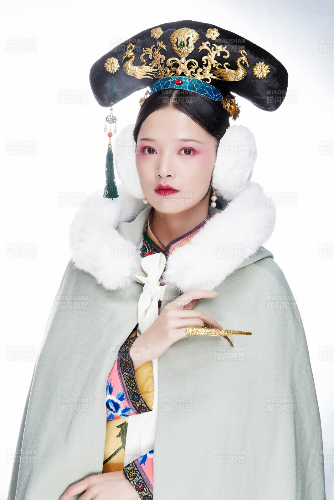 白色背景下的清代女性古装造型清朝古装图片