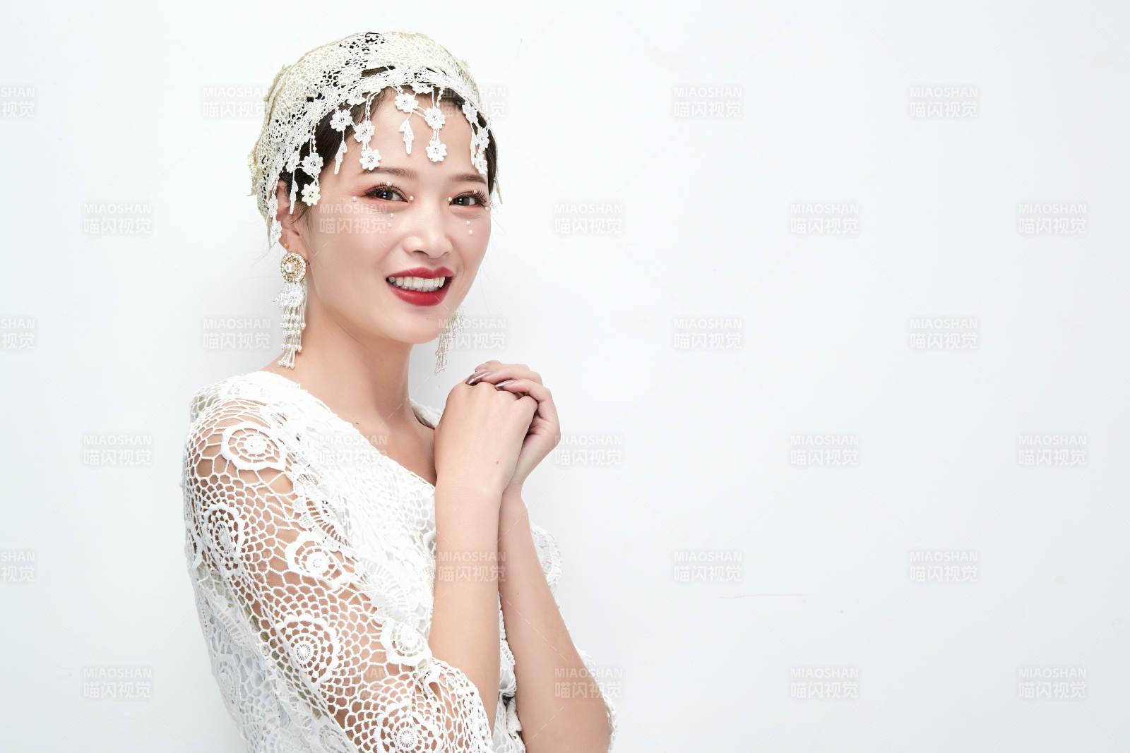 棚拍白色背景下的新娘美妆图片