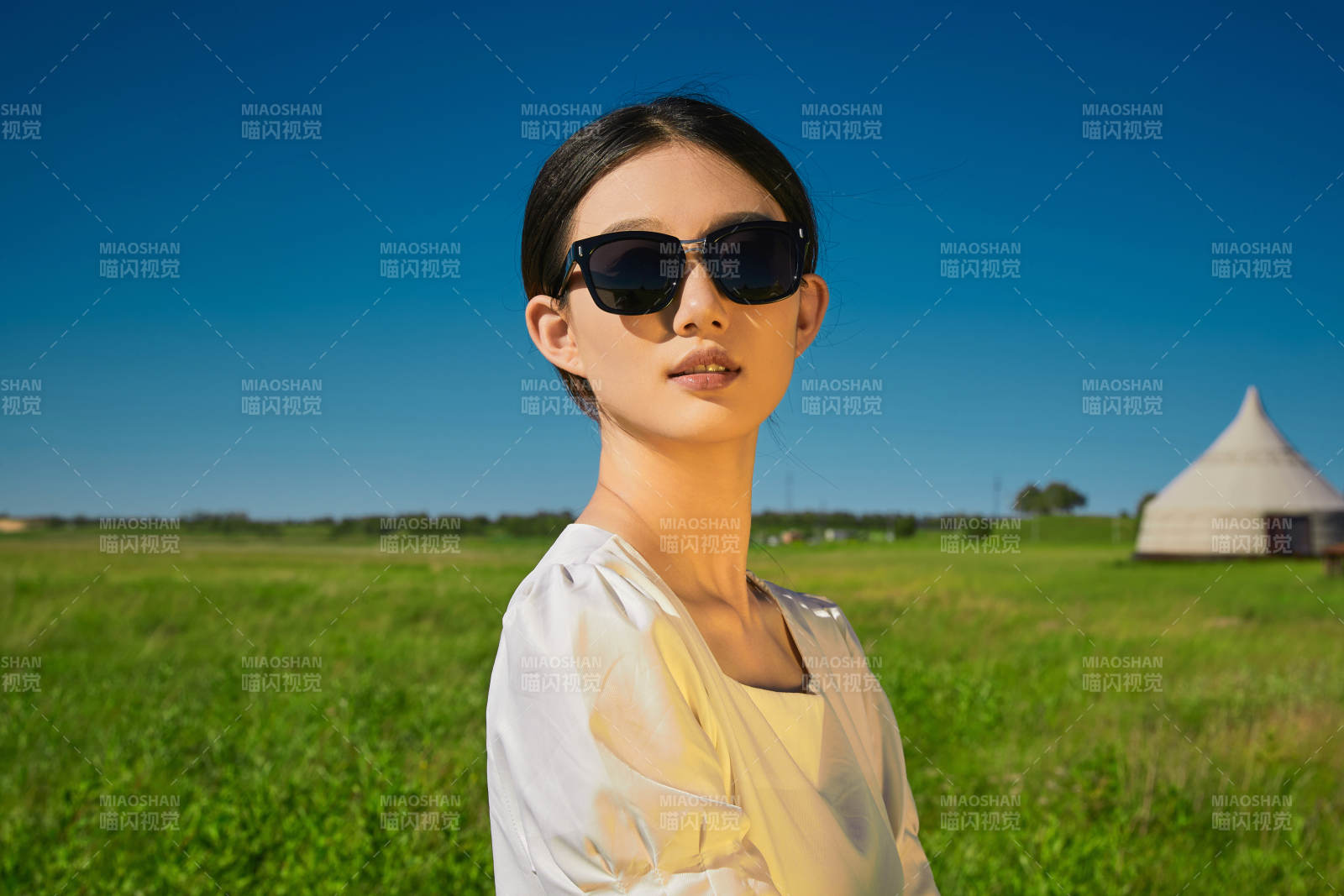 盛夏在草原湿地公园游玩的姑娘图片