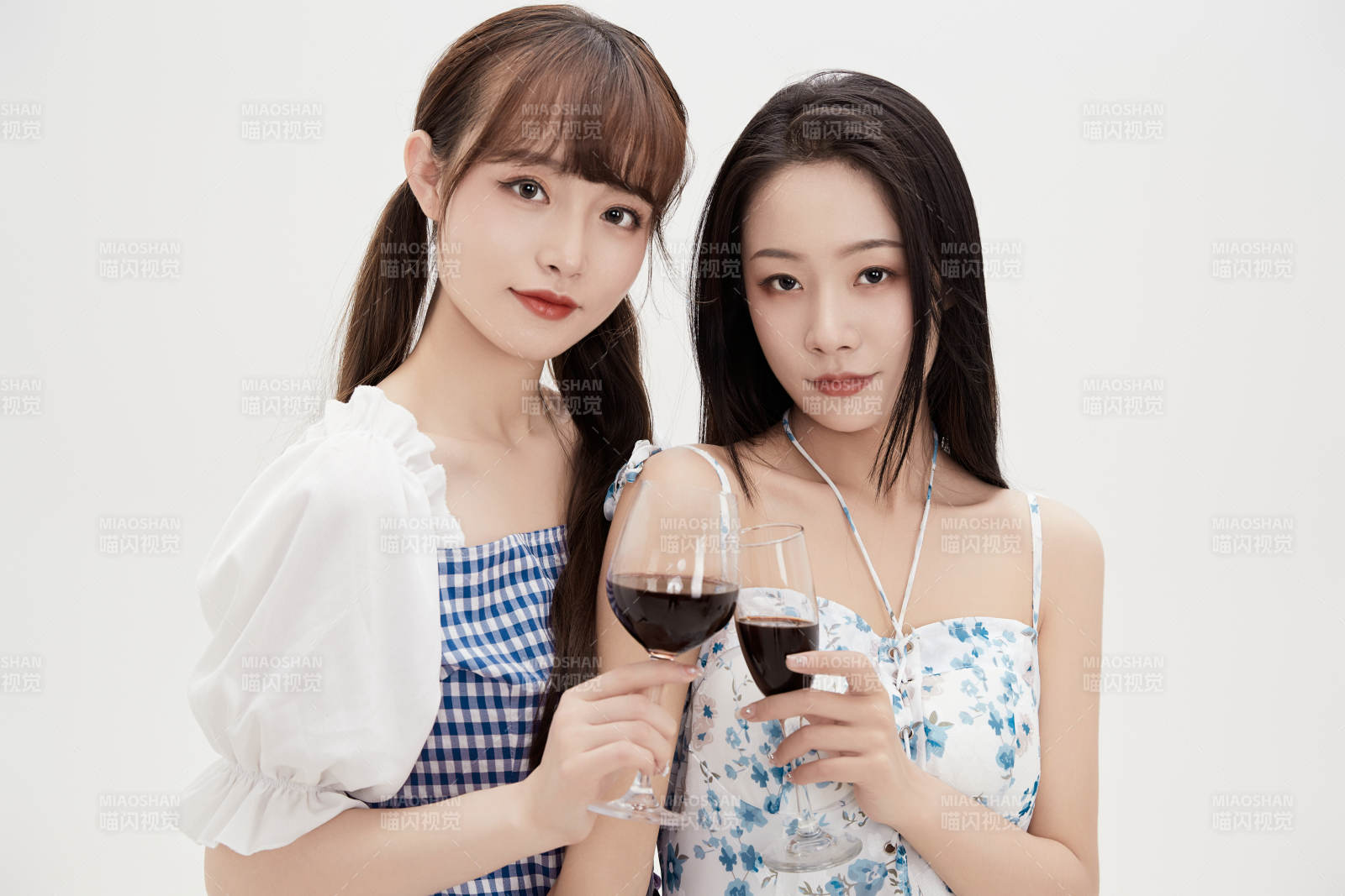 亲密无间的可爱的亚洲美女闺蜜图片