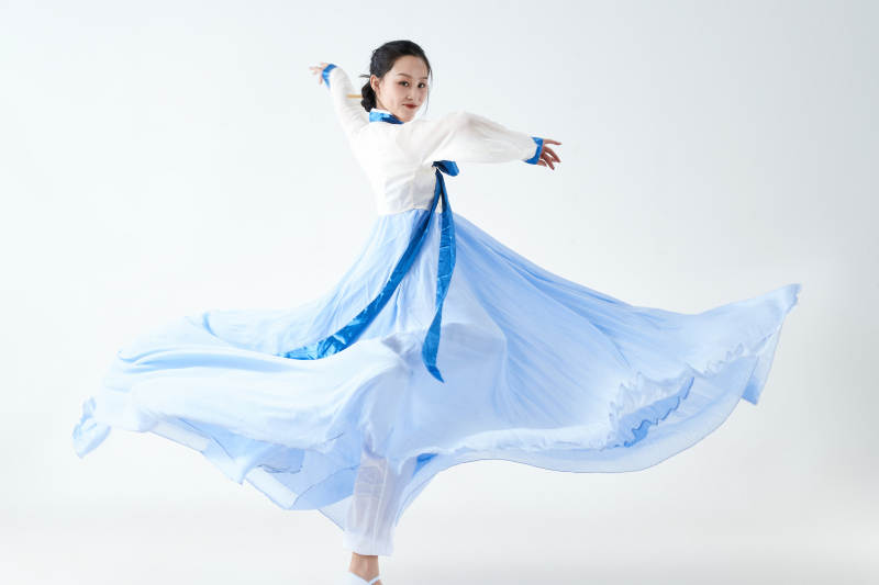 穿着中国朝鲜族传统服饰跳舞的少女图片