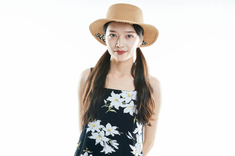 白色背景下准备出发旅行的美丽东方女大学生图片