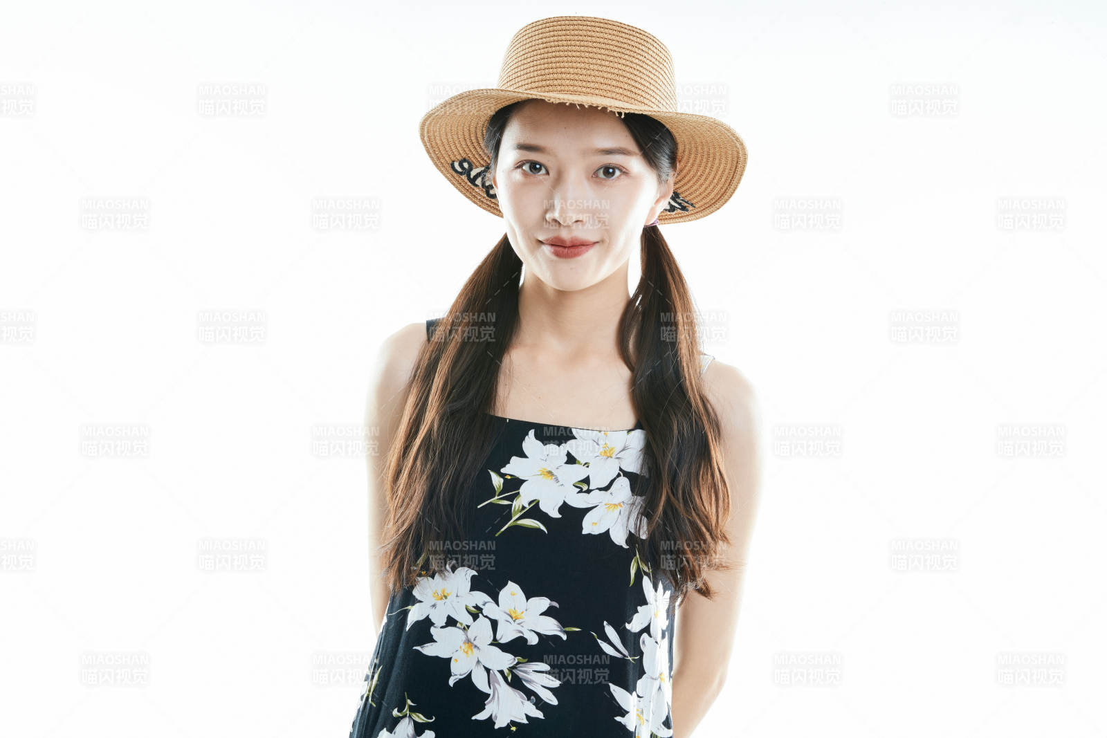 白色背景下准备出发旅行的美丽东方女大学生图片