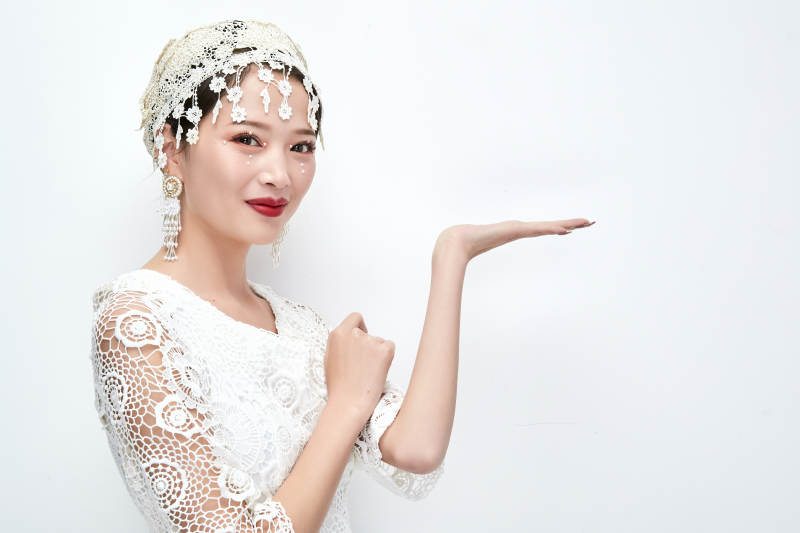 棚拍白色背景下的新娘美妆图片