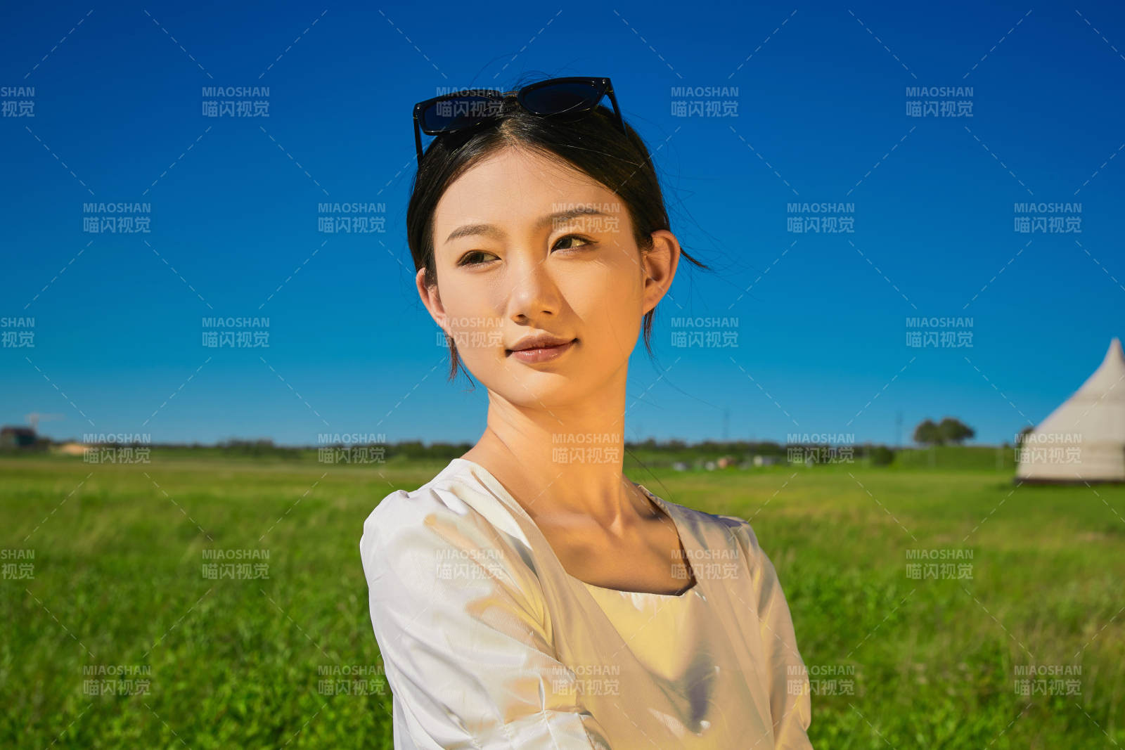 盛夏在草原湿地公园游玩的姑娘图片