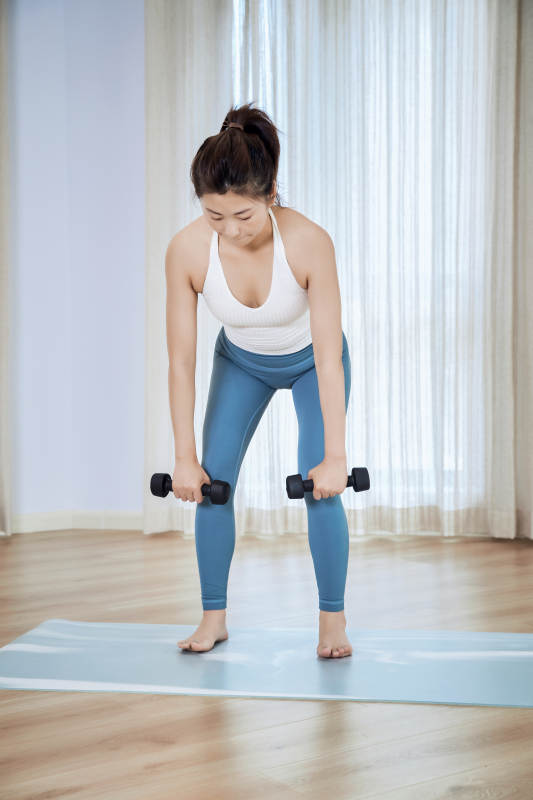 做瑜伽动作的亚洲年轻女性图片