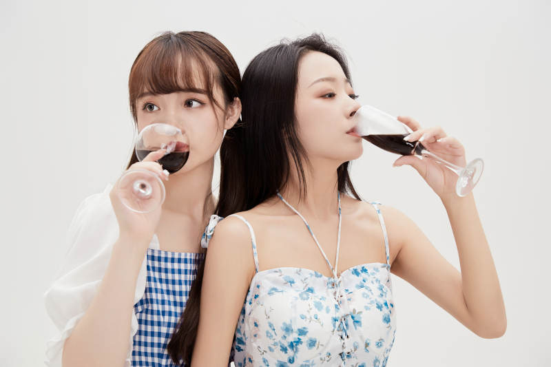 亲密无间的可爱的亚洲美女闺蜜图片