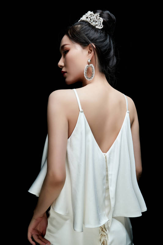 黑色背景下的女性复古婚纱妆面图片