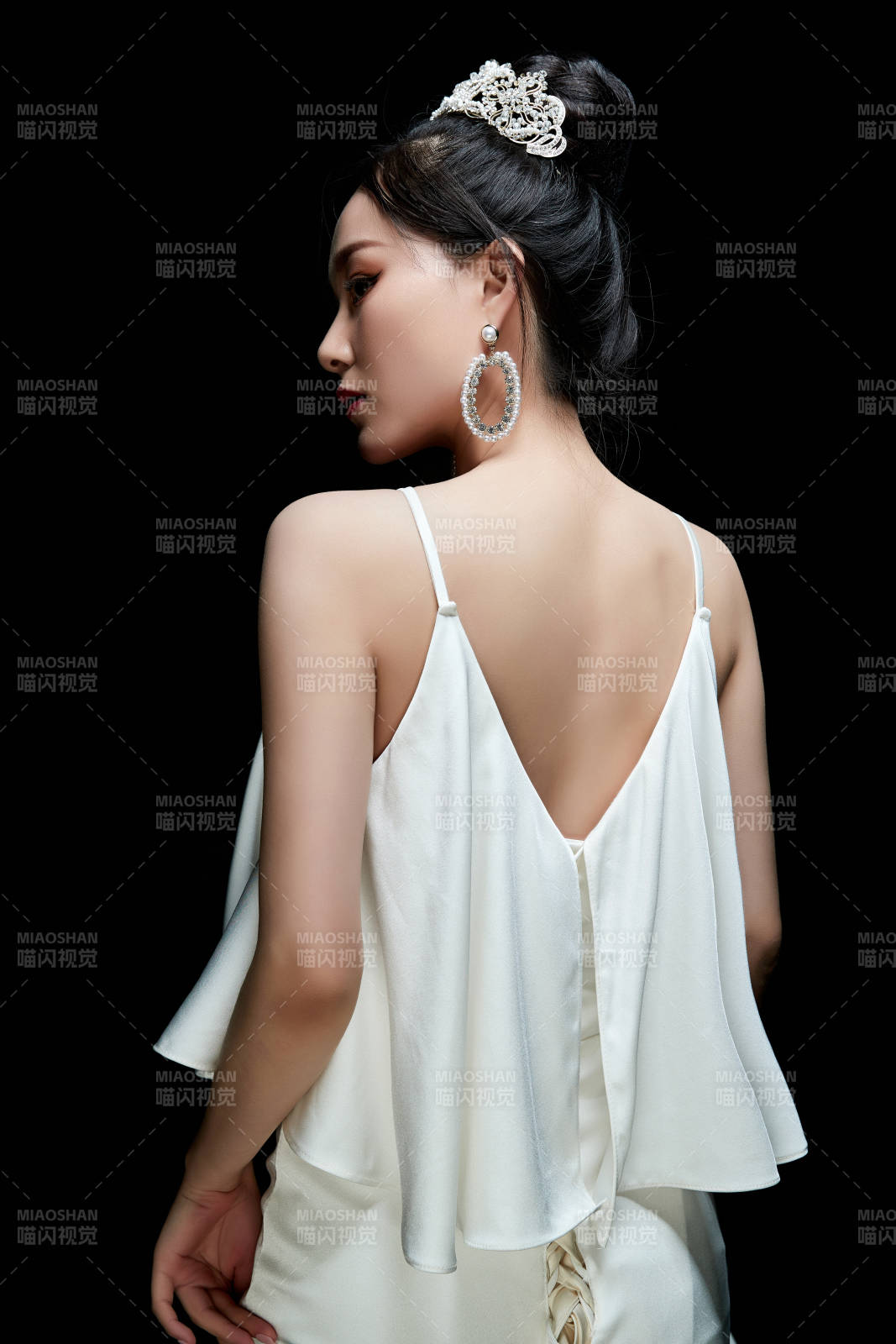 黑色背景下的女性复古婚纱妆面图片