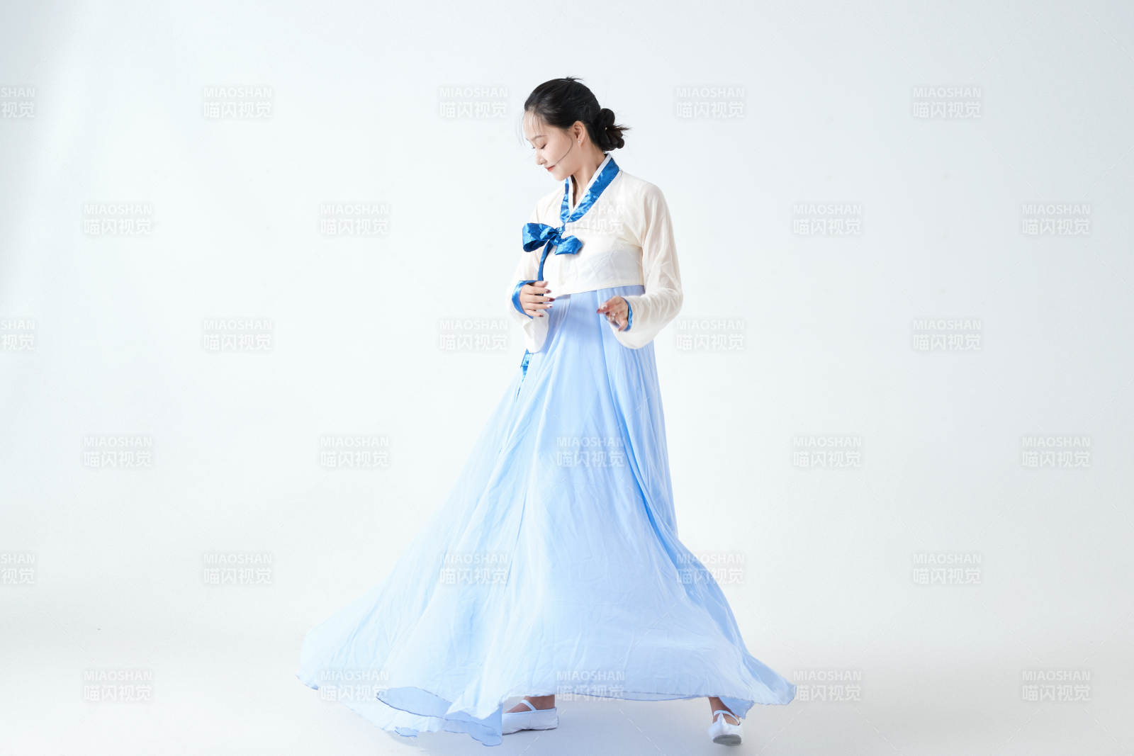 穿着中国朝鲜族传统服饰跳舞的少女图片