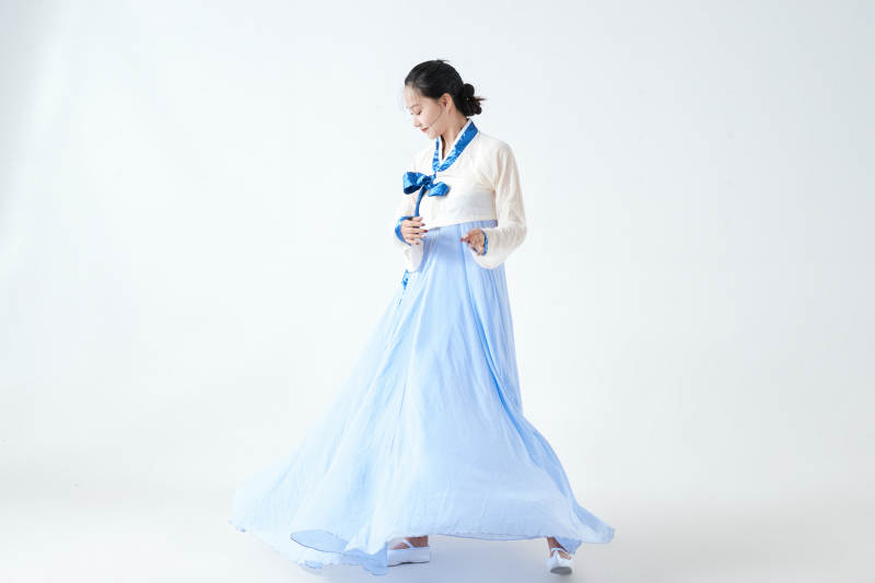 穿着中国朝鲜族传统服饰跳舞的少女图片