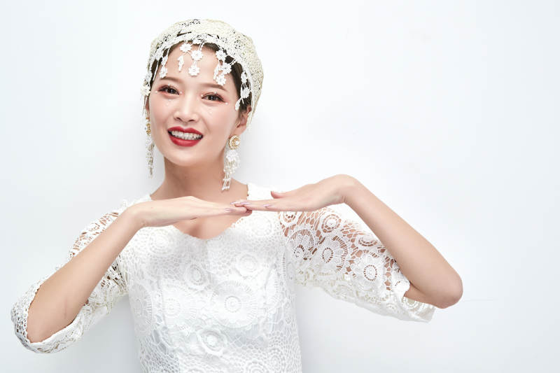 棚拍白色背景下的新娘美妆图片