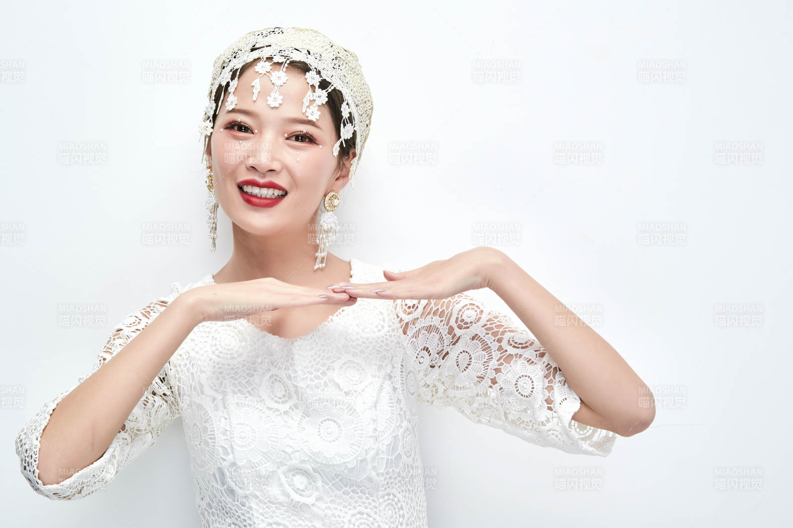 棚拍白色背景下的新娘美妆图片