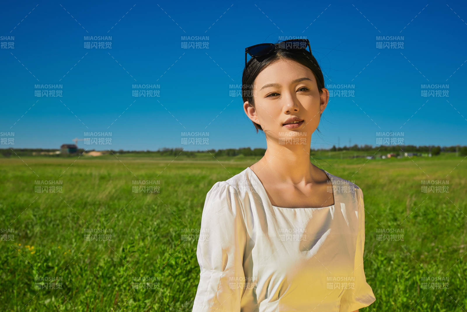 盛夏在草原湿地公园游玩的姑娘图片