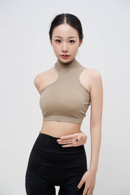 穿着运动服的亚洲美女图片