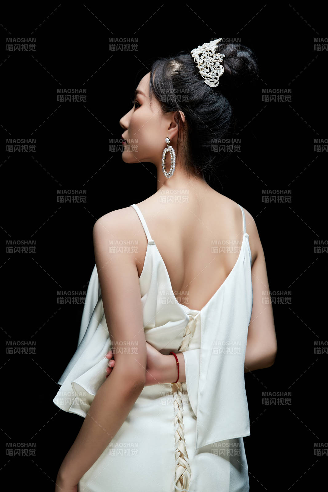 黑色背景下的女性复古婚纱妆面图片