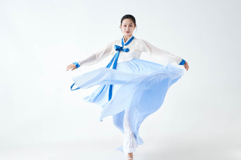 穿着中国朝鲜族传统服饰跳舞的少女图片