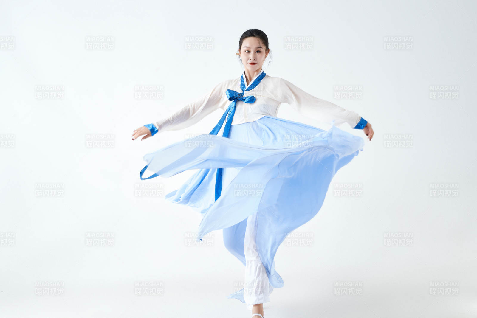 穿着中国朝鲜族传统服饰跳舞的少女图片