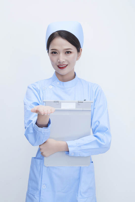 白背景里穿蓝色护士服手持病历夹的美女护士图片