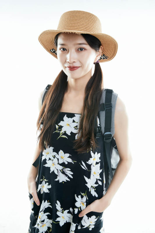 白色背景下准备出发旅行的美丽东方女大学生图片