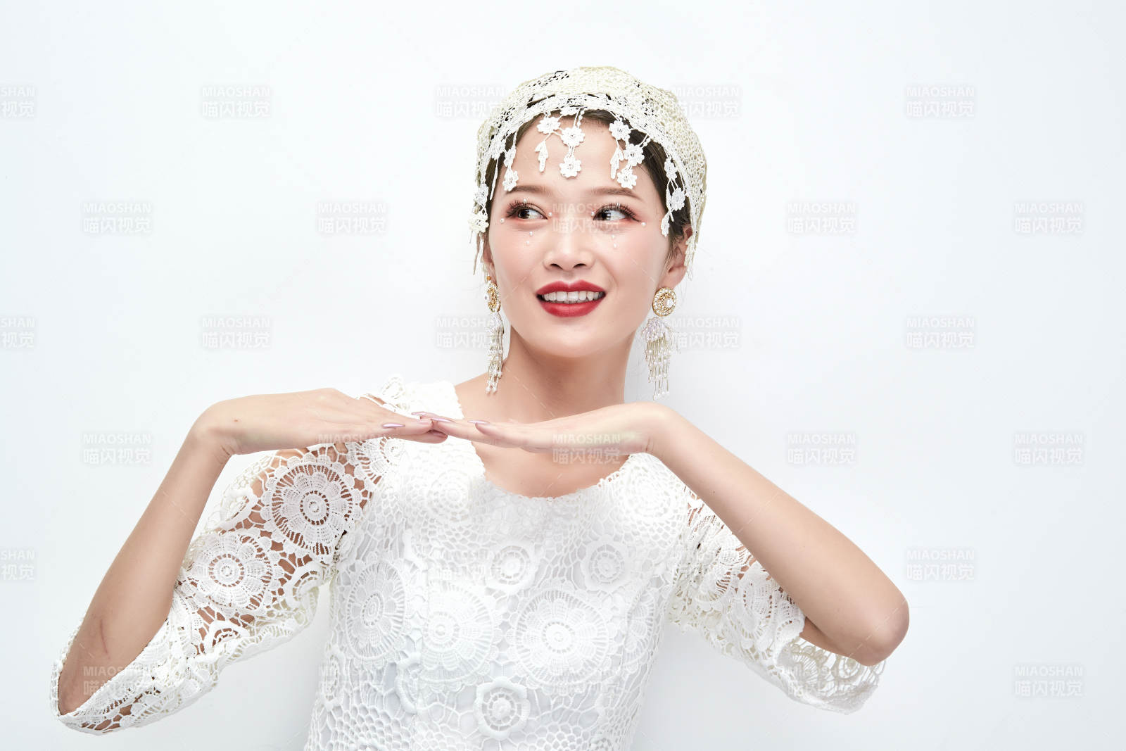 棚拍白色背景下的新娘美妆图片