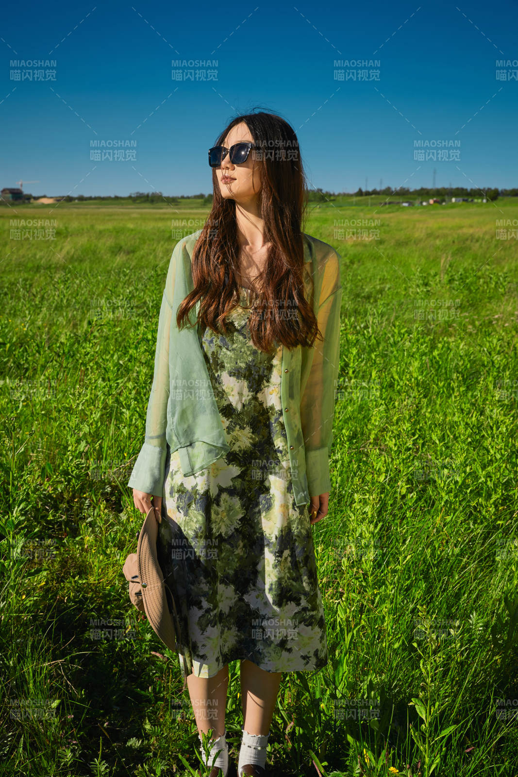 盛夏在草原湿地公园游玩的姑娘图片